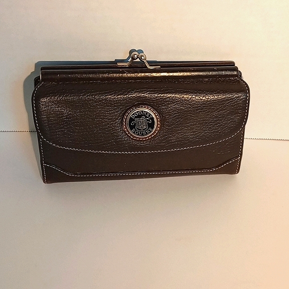 Dooney and Bourke leather women’s wallet. - Picture 2 of 9
